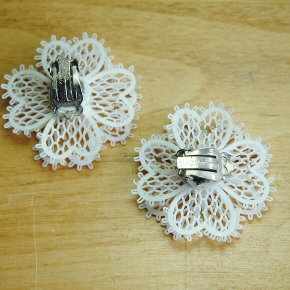 Vintage 60s white lacy flower earrings marked Western Germany, groovy earrings - Picture 3 of 3